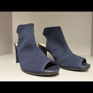 NWB Life Stride Navy Woven Knit heel size 7.5